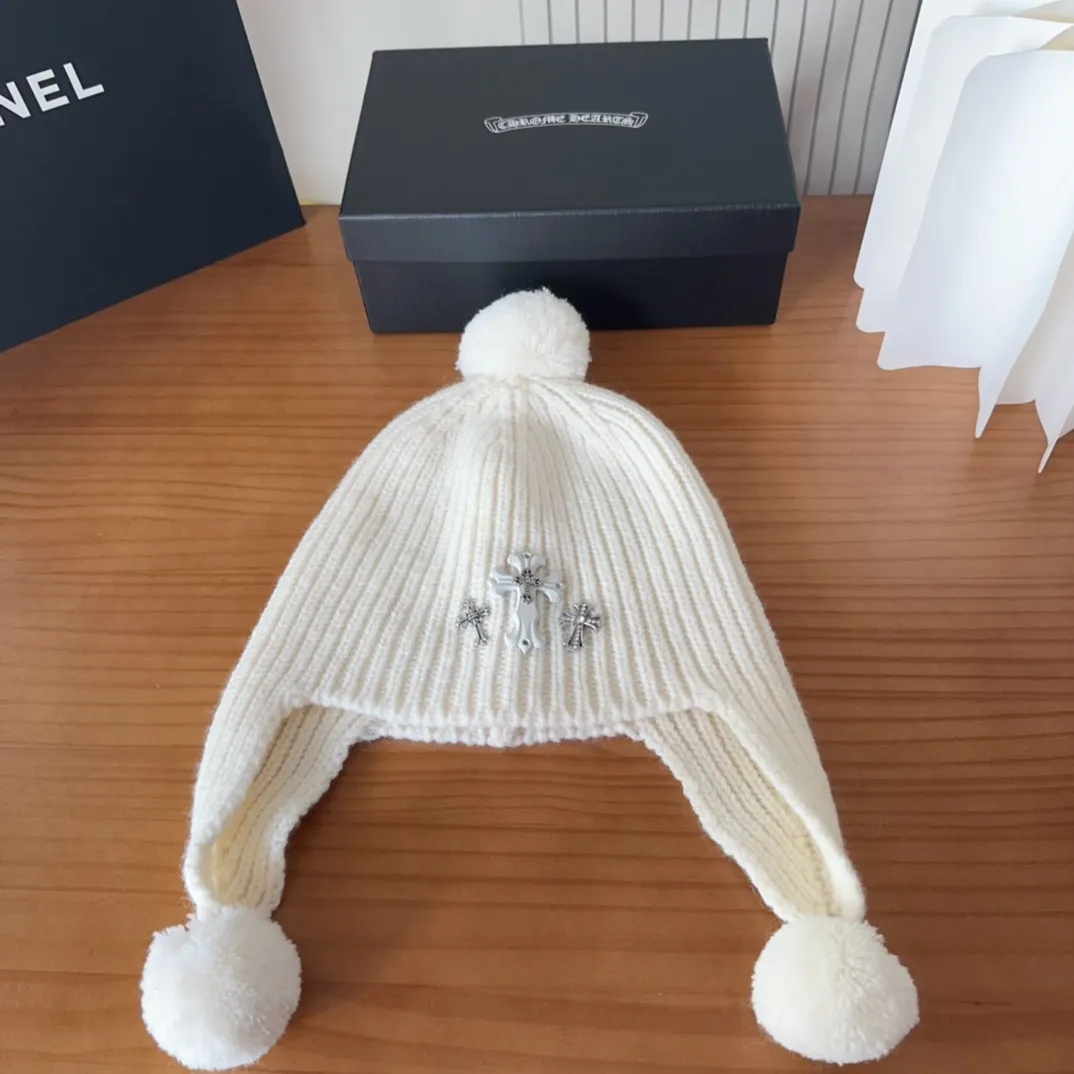 💰110 Crow Heart Autumn and Winter Wool Knitted Beanie This must be a favorite of minimalism. It is clean, neat, fashionable and versatile, and will definitely not be picky about your face shape! A fashionable classic that lasts forever! Fashionable black and white can be purchased together!